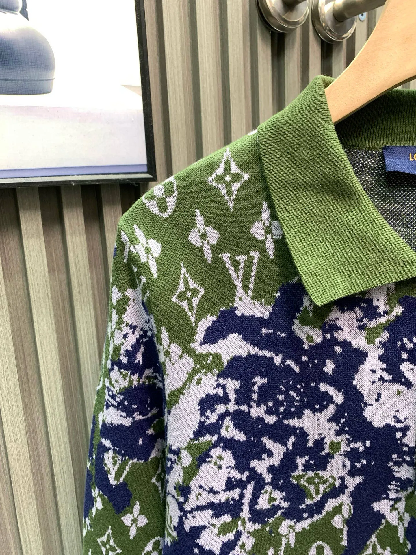 🅿️410 🀄️ Louis Vuitton Louis Vuitton 25* letter pullover long-sleeved Polo collar sweater. Irregular blue embroidery on the chest and back highlights the layering of the entire dress. 🔥Freshly released. The green jacquard texture interprets the full Rainbow Monogram pattern. The effect is like a gradient color painted with colored pencils. The effect creates a vintage look. Made of 100% cotton. New multi-color double-layer jacquard technology. The jacquard yarn on the back and the contrast-dyed jacquard denim create a jacquard effect combined with an old-fashioned effect. It has a strong texture and a nostalgic atmosphere.